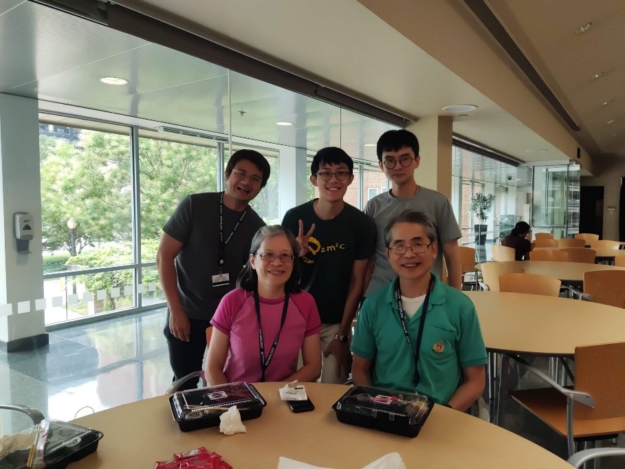 實驗室farewell party,Dr. Hung (前右)、雅琪(前左)、Dr. 張(後左)、Owen (後右)、我(後中)